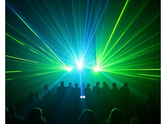 クラブのレーザー照明ショー